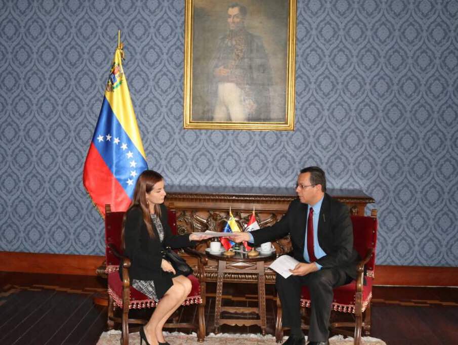 El ministro Jorge Arreaza entregó la carta en la que refiere al Gobierno de Perú como 