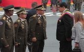 El dignatario Nicolás Maduro en conversación con el ministro para la Defensa, Vladimir Padrino López, minutos antes del ataque.