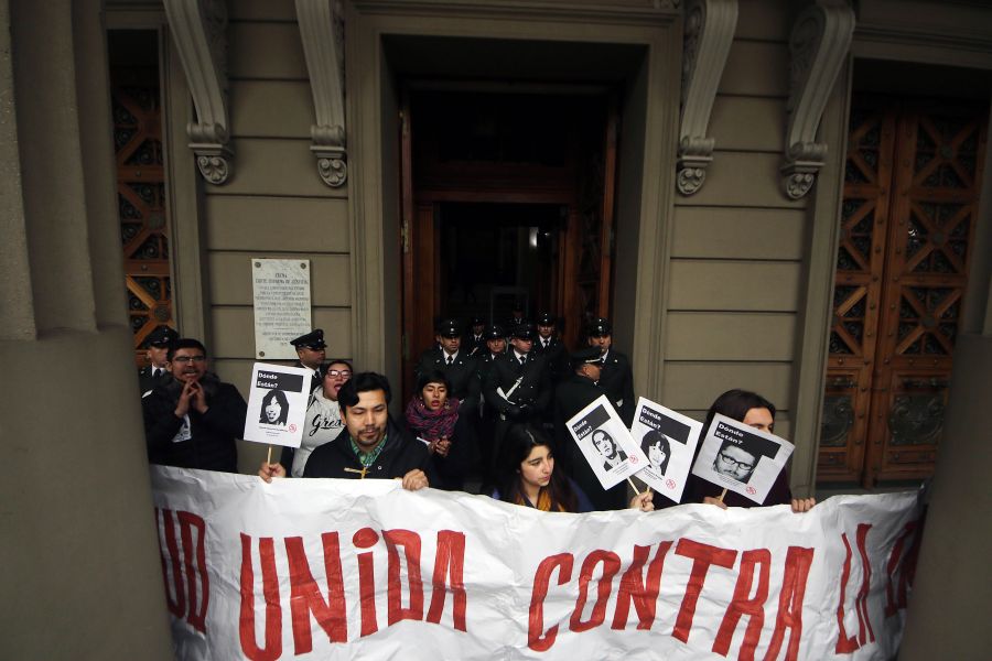 Los asistentes protestas contra la liberación de los siete exmilitares de la dictadura de Pinochet que participaron en desapariciones y torturas.
