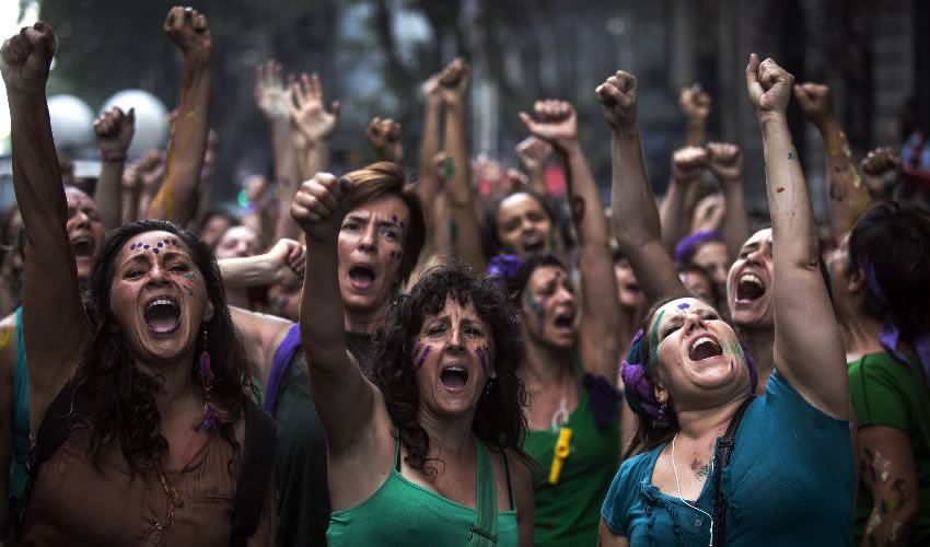 El 8 de marzo, miles de mujeres protestaron frente al Congreso argentino, a favor de la despenalización del aborto.