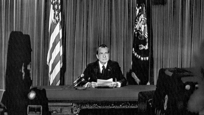 Nixon anunció su dimisión en cadena de radio y televisión.