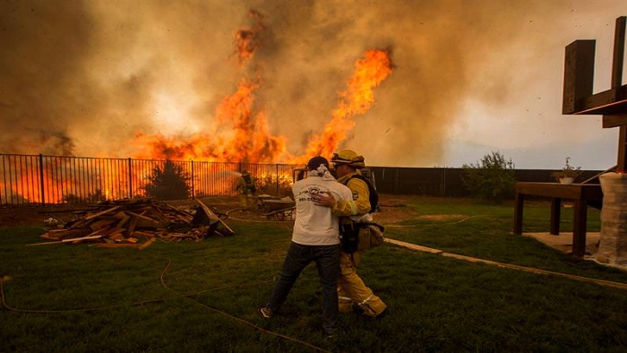 Más de 20.000 personas han sido evacuadas de las zonas residenciales ante la ola de incendios ocurridas en varios condados de California.