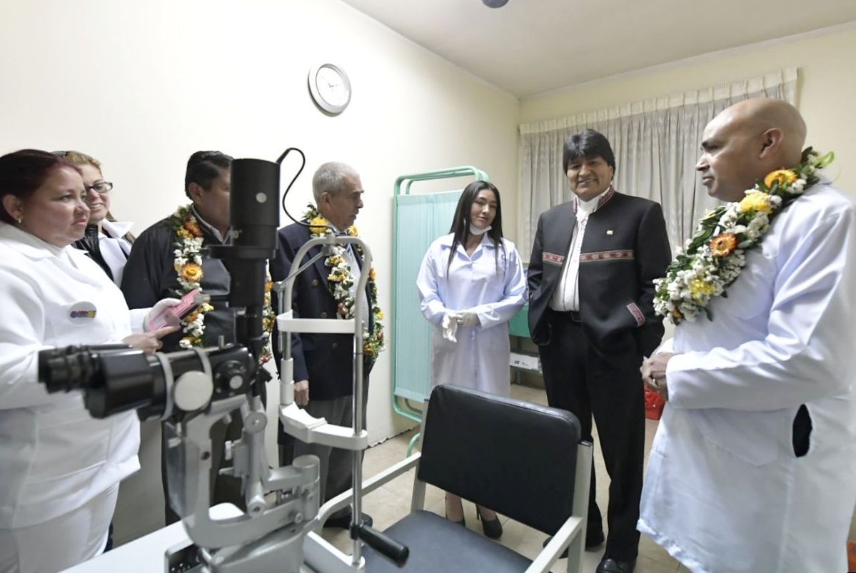 El presidente Evo Morales compartió con médicos cubanos y bolivianos que han hecho posible este gran logro.