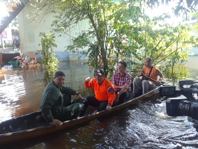 Amazonas' governor Miguel Rodríguez accompanied with a military official