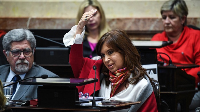 Cristina Fernández de Kirchner está siendo investigada por supuestos cargos de coimas.