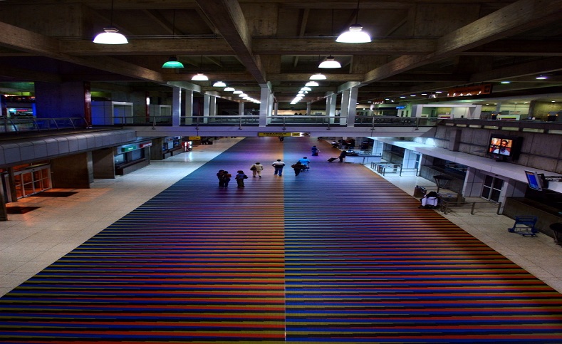 La Cromointerferencia del color aditivo mide 2.608 metros cuadrados, tiene más de 40 años de existencia y esta situada en el Aeropuerto Internacional Simón Bolívar en Venezuela.