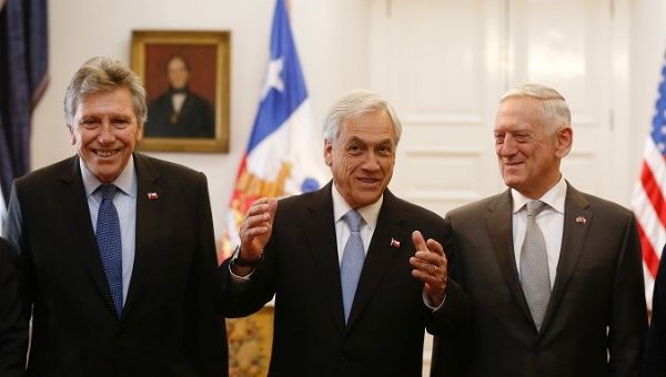 Chile's President Sebastian Piñera (c) speaks with U.S. Defense Minister James Mattis (r), next to Chilean Defence Minister Alberto Espina (l).