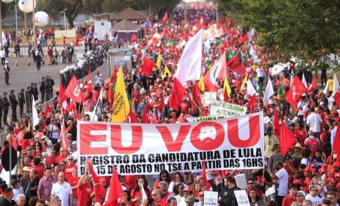 Landless Workers Movement members take to the streets in favor of Lula's presidential candidacy.