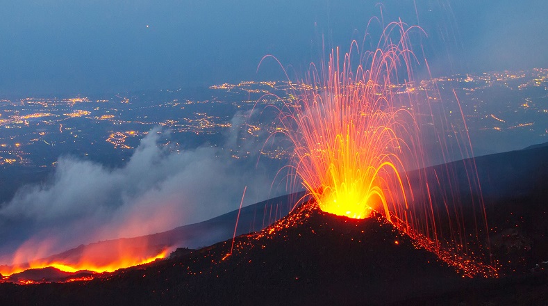 El volcán Etna, ubicado en la isla de Sicilia en Italia, uno de los más imponentes del mundo entró en erupción en 2012 dejando este tipo de imágenes que han recorrido el mundo.