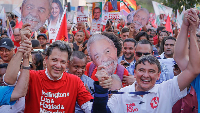 El Partido de los Trabajadores (PT) afirma que Lula es víctima de persecución política.