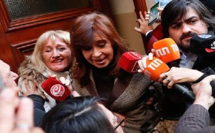 La expresidenta de Argentina, Cristina Fernández de Kirchner, y sus abogados fueron expulsados de las propiedades durante los allanamientos. 