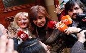 La expresidenta de Argentina, Cristina Fernández de Kirchner, y sus abogados fueron expulsados de las propiedades durante los allanamientos. 