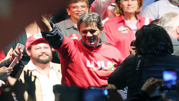 Fernando Haddad (c) alertó que no validar la candidatura de Lula sería atentar contra la soberanía popular.