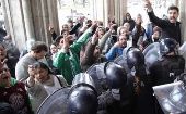 Los trabajadores protestaron en la sede del Ministerio y fueron reprimidos por parte de fuerzas de seguridad con gas pimienta y golpeados con bastones.
