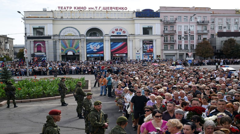Una multitud permaneció todo el día esperando ingresar a la ceremonia fúnebre de Zajárchenko, asesinado el pasado viernes en un atentado explosivo.
