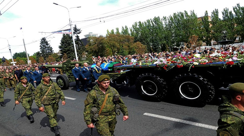 El cortejo fúnebre acompañando al Jefe de Estado y primer ministro de la República Popular de Donetsk.