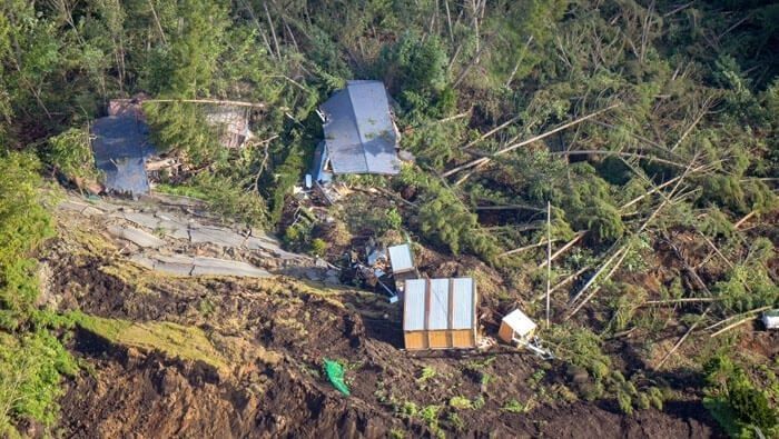 El terremoto afectó de manera directa una ladera que se vino abajo con el movimiento telúrico, aplastando varias viviendas de la isla. 