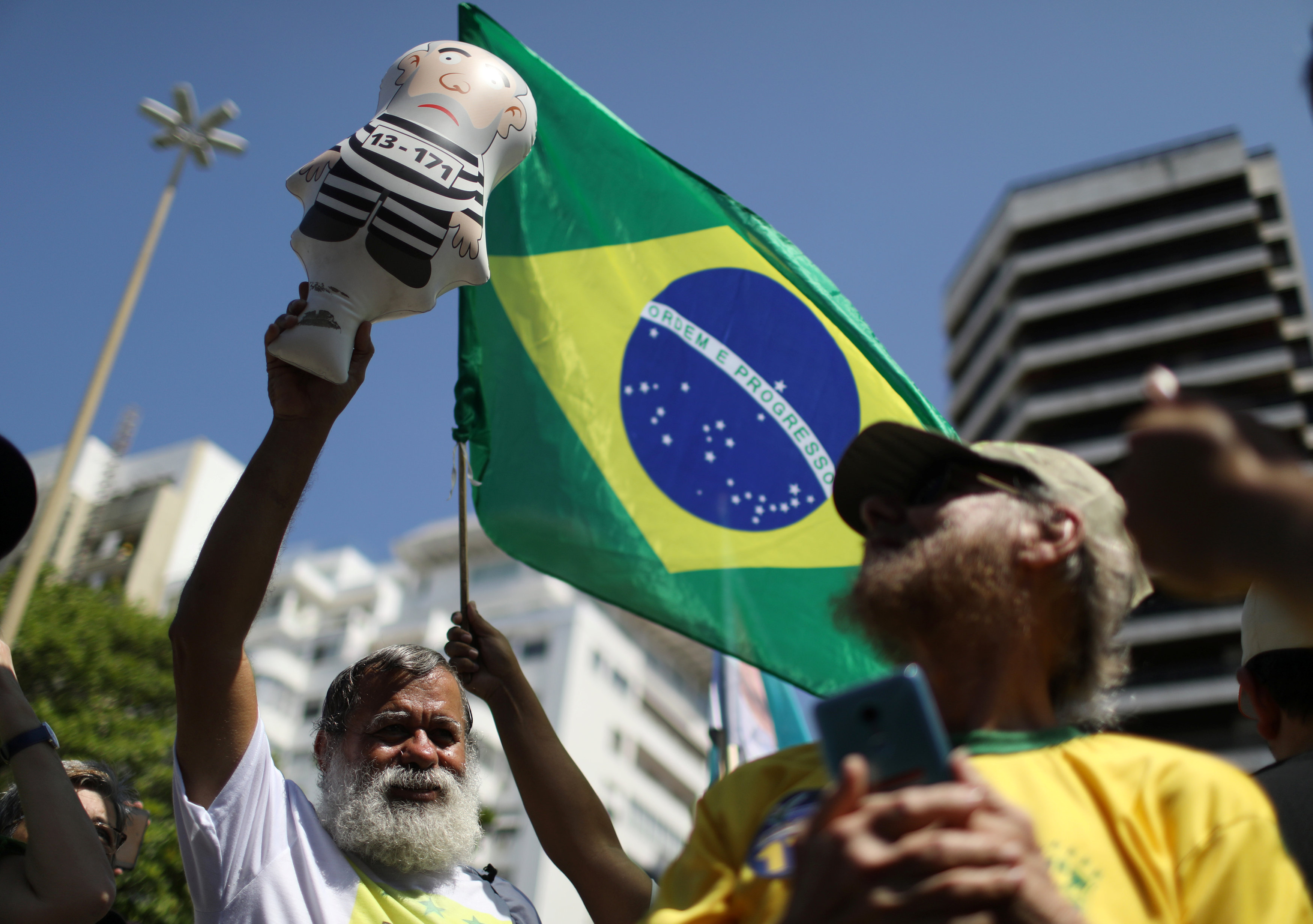 El exmandatario brasileño es considerado un preso político. Denuncian una maniobra judicial para intentar impedir su participación en los comicios presidenciales.