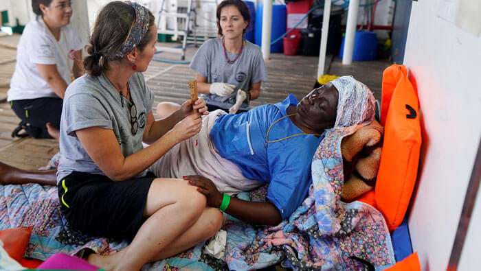 Refugiada recibe atención médica tras el nuevo naufragio en las costas libias.