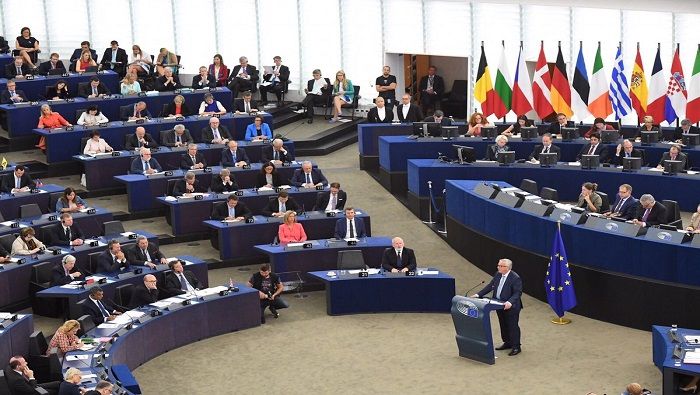 Juncker exhortó a los países del bloque a apoyar a Grecia, Italia y España en el tema migratorio.