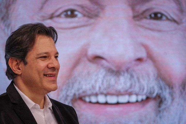 Haddad asume la candidatura para las presidenciales luego que la Justicia Electoral no permitiera a Lula participar en los comicios de octubre.