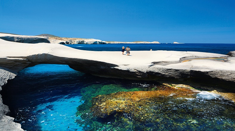 La playa Sarakiniko se encuentra ubicada en la Isla de Milo de Grecia. Es muy visitada sus hermosos parajes y por las formas que el viento y el agua han dado a las rocas. Compone un archipiélago griego ubicado justo en el centro del mar Egeo.