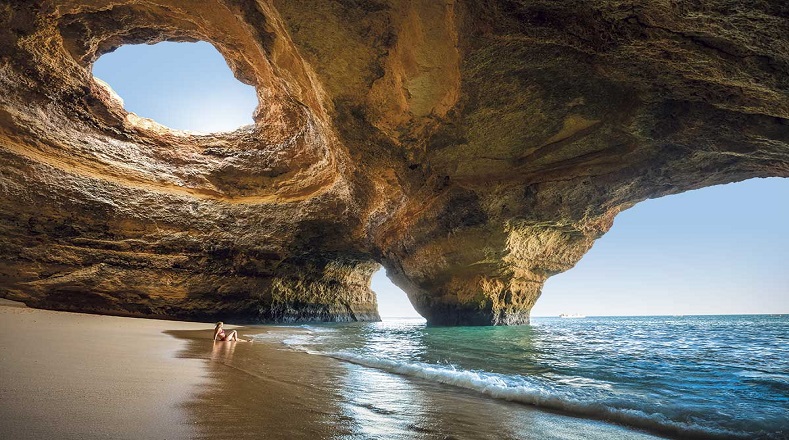La playa Benagil situada en Portugal es muy visitada por sus peculiaridades en cuanto a las formaciones rocosas que la integran. Esto permite que los turistas se aventuren a explorar las diversas cuevas que la componen y la que hacen parecen una obra arquitectónica en pleno mar. 