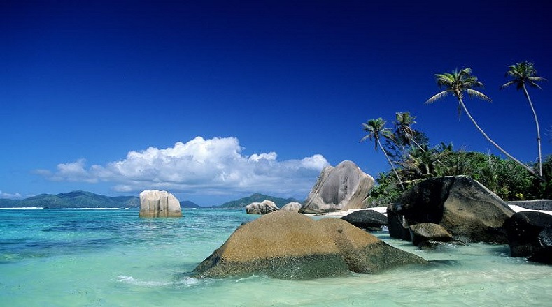 La Digue, situada en el país de África Oriental Seychelles, está formada por grandes bloques de granitos que sobresalen del agua y en las orillas el mar, es famosa a parte de su belleza natural por la práctica de buceo que se da en sus espacios, que permite percibir corales y peces tropicales.