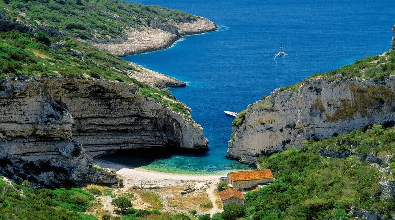 La Playa Stiniva de Croacia, está localizada en la isla de Vises y es famosa y turística debido a que se encuentra escondida entre grandes formaciones rocosas, es imperceptible desde el mar abierto y se sitúa entre las más atractivas de la Costa Dálmata croata.