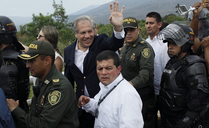 Organization of American States (OAS) Secretary General Luis Almagro waves to people during his visit to the Colombia-Venezuela border at the Simon Bolivar international bridge in Cucuta, Colombia, September 14, 2018.