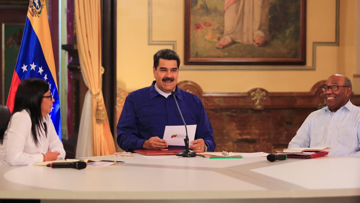 El presidente Nicolás Maduro anunció que se otorgarán unas 250.000 becas para los niños y adolescentes que regresaron a clases este lunes.