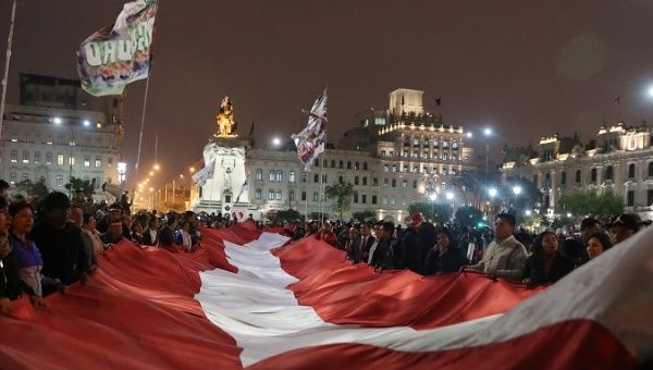 Peruvians march in support of the constitutional reforms proposed by the executive.