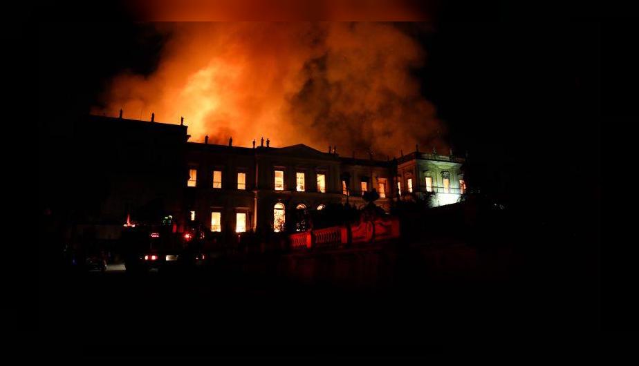 El fuego, de grandes proporciones y cuyas causas se desconocen, cubrió la mayor parte del edificio de más de 200 años de antigüedad.
