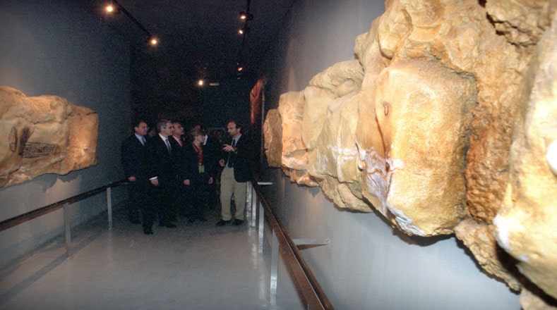 Posee una bóveda de 18 metros de largo por 9 de ancho, que contiene más de treinta figuras.