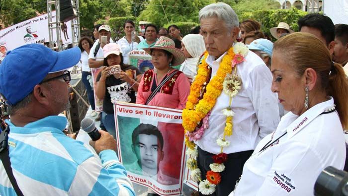 El 25 de mayo, en Iguala, López Obrador prometió a los padres de Ayotzinapa crear una 