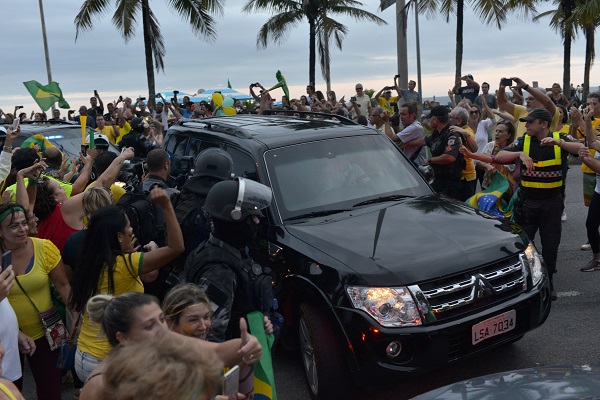 A convoy of cars, transporting Brazil's presidential candidate Jair Bolsonaro, arrives at his house in Rio de Janeiro, Brazil September 29, 2018.