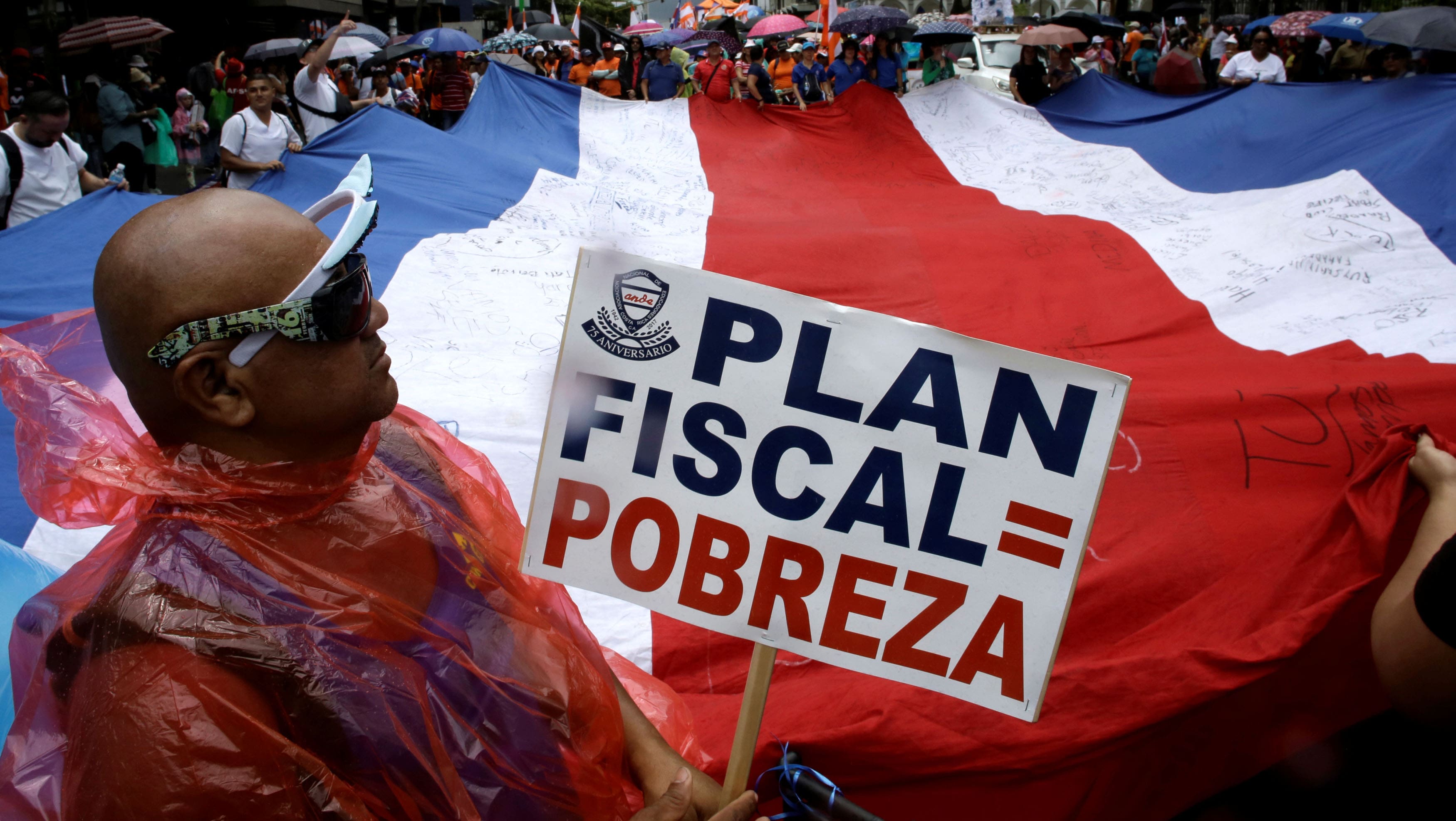 Los sindicalistas aseguran que la reforma fiscal, lanzada por el presidente Alvarado, solo favorece a la clase alta del país.