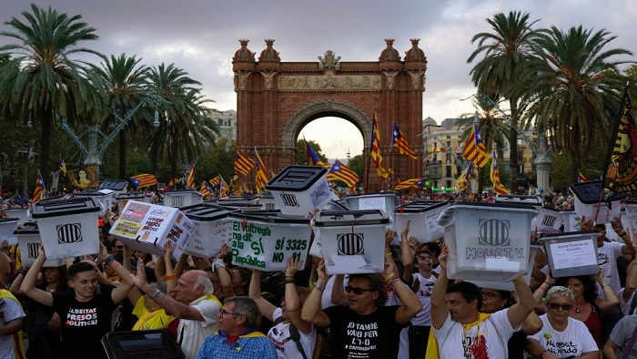 Miles de españoles exigieron la reivindicación del referendo independentistas de Cataluña tras cumplirse un año de su realización.
