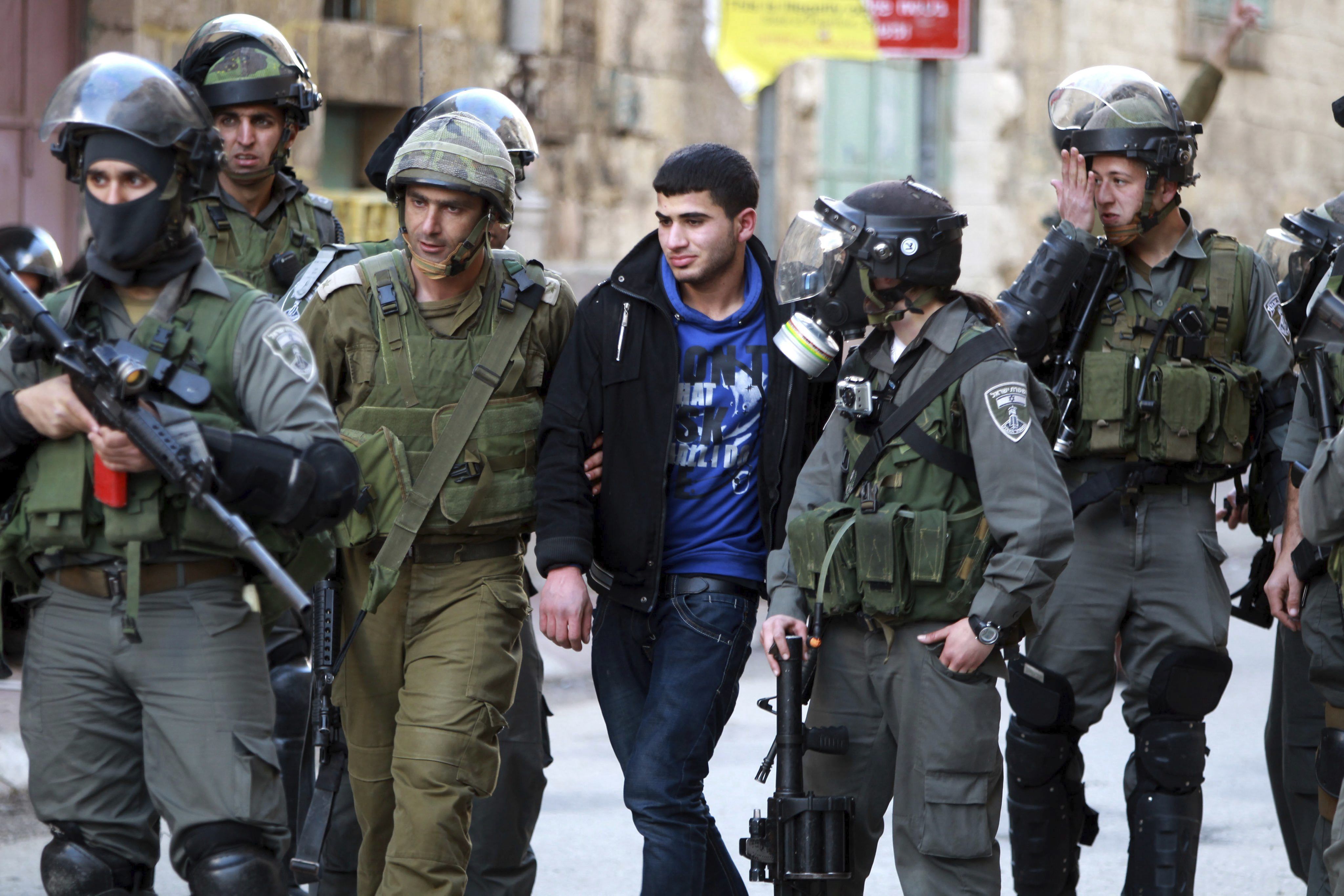 Los jóvenes palestinos son detenidos por las fuerzas militares israelíes que tratan de impedir las manifestaciones en rechazo al bloqueo.