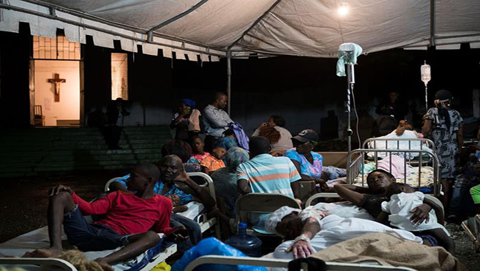 Ciudadanos haitianos han quedado damnificados tras el terremoto.