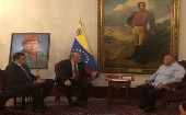 El presidente de la Asamblea Nacional Constituyente (ANC), Diosdado Cabello (d), recibió el Plan Operacional propuesto por el Ejecutivo venezolano.