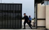 Un policía jordano abre el portón del puesto de control que da acceso al cruce fronterizo de Nassib-Yaber.