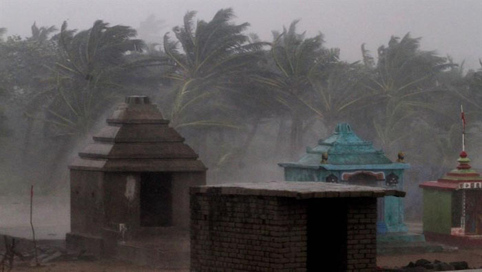 Los vientos huracanados golpean las zonas costeras de las región afectando a miles de personas.