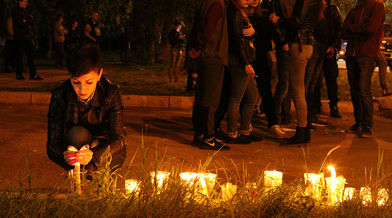 Como parte del homenaje los asistentes encendieron velas y colocaron flores en un monumento conmemorativo junto a las murallas del Kremlin como símbolo de agrado para las víctimas. 