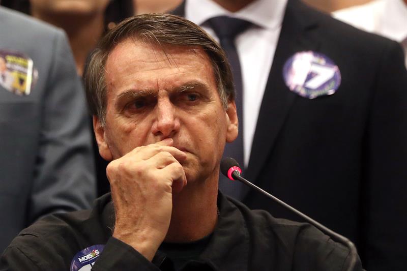 Empresarios que apoyan al candidato Bolsonaro financiaron la compra de paquetes de mensajes para favorecer su campaña electoral.