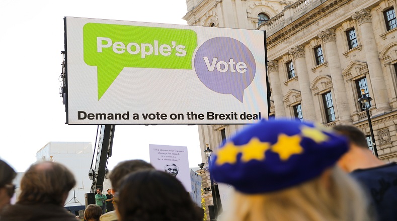 Los manifestantes exigen a las autoridades del país que se les permitan votar nuevamente el referendo para definir si, actualmente, la mayoría de la nación aprueba la salida del Reino Unido de la Unión Europea (Brexit).