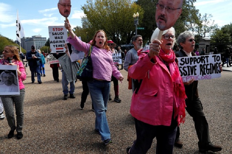 Activists, including Aimee Artigliere, center, chant as they begin to march during a demonstration calling for sanctions against Saudi Arabia outside the White House in Washington, U.S., Oct. 19, 2018. 