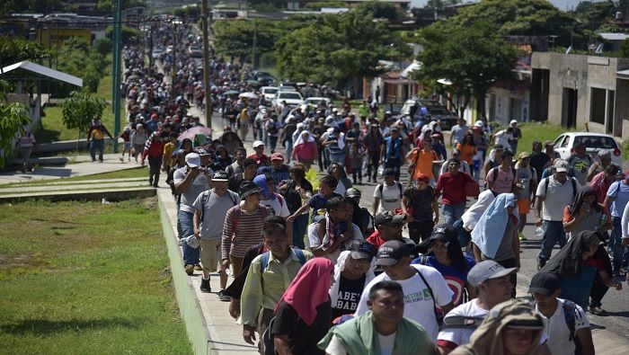 La caravana de migrantes arribó a México este domingo y continúa su recorrido hasta los Estados Unidos.