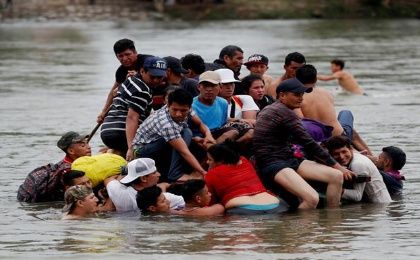 Migrantes, entre ellos niños y mujeres, ingresan a México a través del río debido al cierre de la frontera 