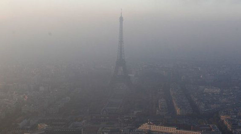 En el caso de Francia (París), el esmog grueso se puede visualizar en las calles dando una apariencia de neblina. La gran cantidad de humo de los carros colabora con la contaminación, por lo que recomiendan no usar vehículos por tiempo prolongado. 